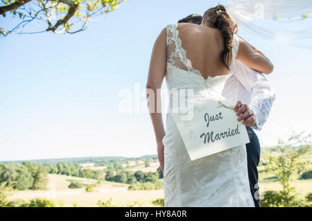 La sposa e lo sposo in attesa di un solo segno sposato il giorno delle nozze Foto Stock