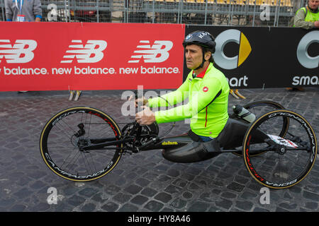 Roma, Italia. 02Apr, 2017. Ex Formula Uno pilota automobilistico Alex Zanardi, che ha perso entrambe le gambe in un incidente nel 2001, frequenta l uomo handbike categoria della XXIII edizione della Maratona di Roma (Maratona di Roma), un annuale IAAF (Associazione Internazionale delle Federazioni di Atletica) Competizione maratona ospitato dalla città di Roma, Italia il 02 aprile 2017. Sedici mila corridori provenienti da 131 paesi prendono parte alla XXIII Maratona di Roma che ha una distanza di lunghezza totale di 42.195 chilometri. Credito: Giuseppe Ciccia/Pacific Press/Alamy Live News Foto Stock