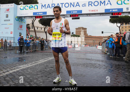 Roma, Italia. 02Apr, 2017. Nasef Ahamed (7° posto) in posa per una foto durante la ventitreesima edizione della Maratona di Roma (Maratona di Roma), un annuale IAAF (Associazione Internazionale delle Federazioni di Atletica) Competizione maratona ospitato dalla città di Roma, Italia il 02 aprile 2017. Sedici mila corridori provenienti da 131 paesi prendono parte alla XXIII Maratona di Roma che ha una distanza di lunghezza totale di 42.195 chilometri. Credito: Giuseppe Ciccia/Pacific Press/Alamy Live News Foto Stock