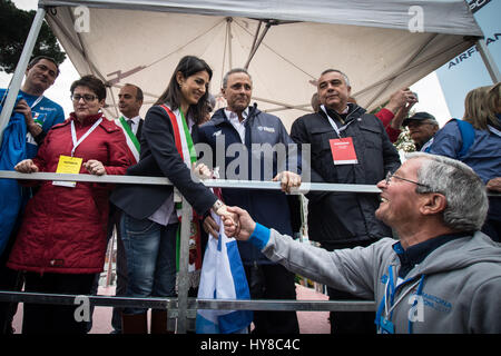 Roma, Italia. 02Apr, 2017. Roma 02 Aprile 2017; corridori di partecipare alla XXIII edizione della Maratona di Roma, con lo sfondo delle antiche Colosseo a Roma l'immagine Sindaco di Roma Virginia Raggi Credito: Andrea Ronchini/Pacific Press/Alamy Live News Foto Stock