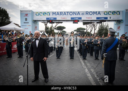 Roma, Italia. 02Apr, 2017. Roma 02 Aprile 2017; corridori di partecipare alla XXIII edizione della Maratona di Roma, con lo sfondo delle antiche Colosseo a Roma le foto della banda della polizia finanziaria Credit: Andrea Ronchini/Pacific Press/Alamy Live News Foto Stock