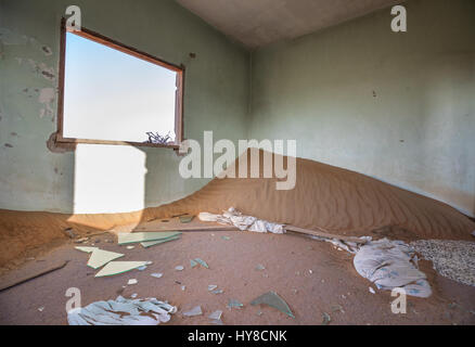 Villaggio operaio nel deserto arabico abbandonato negli anni settanta a causa di rumori di haunted case. Dubai, Emirati Arabi Uniti. Foto Stock