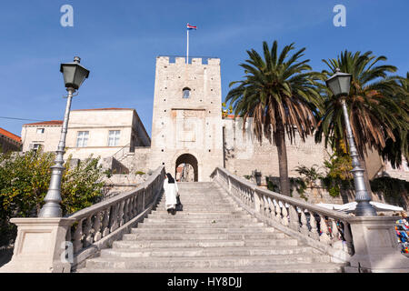 Nun andando a Kopnena vrata, Land Gate, a Curzola Town Center, Croacia Foto Stock