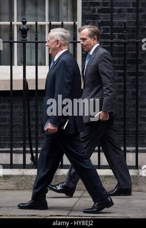 Stati Uniti Il Segretario della Difesa Jim Mattis, sinistra, passeggiate al 10 di Downing Street con delibera U.S. Ambasciatore Lew Lukens per un incontro bilaterale con il Primo Ministro britannico Theresa Maggio 31 marzo 2017 a Londra, Regno Unito. Foto Stock