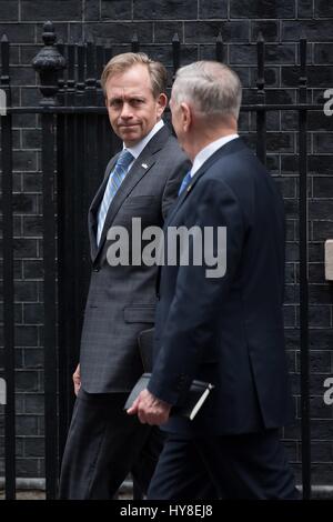 Stati Uniti Il Segretario della Difesa Jim Mattis, destra, passeggiate al 10 di Downing Street con delibera U.S. Ambasciatore Lew Lukens per un incontro bilaterale con il Primo Ministro britannico Theresa Maggio 31 marzo 2017 a Londra, Regno Unito. Foto Stock