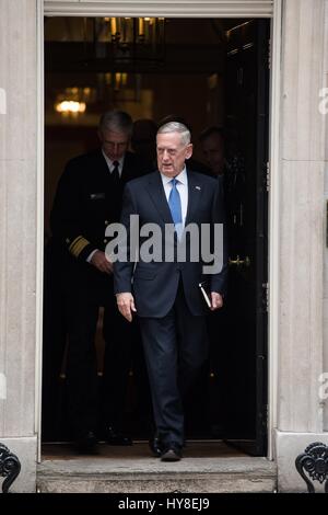 Stati Uniti Il Segretario della Difesa Jim Mattis partono 10 Downing Street a seguito di un incontro bilaterale con il Primo Ministro britannico Theresa Maggio 31 marzo 2017 a Londra, Regno Unito. Foto Stock
