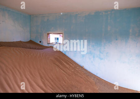 Villaggio operaio nel deserto arabico abbandonato negli anni settanta a causa di rumori di haunted case. Dubai, Emirati Arabi Uniti. Foto Stock