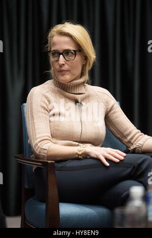 L'attrice Gillian Anderson discute il suo libro "noi: un Manifesto per le donne in tutto il mondo", co-autore dal giornalista Jennifer Nadel prenota presso l'Ambasciata USA Marzo 10, 2017 a Londra, Regno Unito. Foto Stock