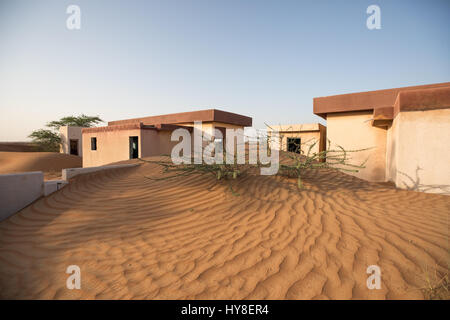 Villaggio operaio nel deserto arabico abbandonato negli anni settanta a causa di rumori di haunted case. Dubai, Emirati Arabi Uniti. Foto Stock