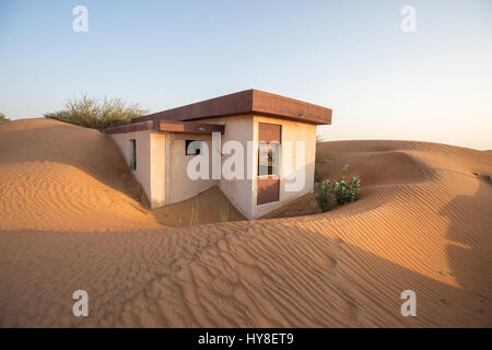 Villaggio operaio nel deserto arabico abbandonato negli anni settanta a causa di rumori di haunted case. Dubai, Emirati Arabi Uniti. Foto Stock