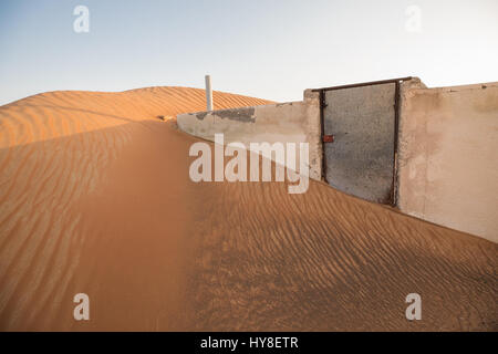 Villaggio operaio nel deserto arabico abbandonato negli anni settanta a causa di rumori di haunted case. Dubai, Emirati Arabi Uniti. Foto Stock