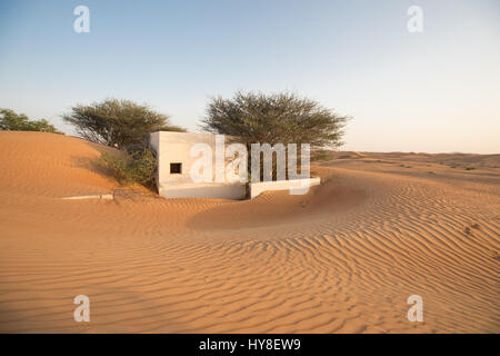 Villaggio operaio nel deserto arabico abbandonato negli anni settanta a causa di rumori di haunted case. Dubai, Emirati Arabi Uniti. Foto Stock