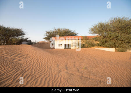 Villaggio operaio nel deserto arabico abbandonato negli anni settanta a causa di rumori di haunted case. Dubai, Emirati Arabi Uniti. Foto Stock