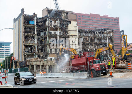 Richmond, Virginia. Il rinnovamento urbano. Demolizione di una vecchia fabbrica di sigarette. Foto Stock