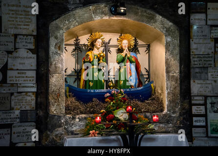 Francia, Bouches du Rhône, Eglise Notre Dame de la Mer, le Sante Marie Salomé e Marie Jacobe nella loro barca. Foto Stock