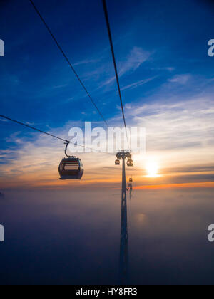 La Emirates Air Line, al tramonto, durante il 2013 inversione di cloud Foto Stock