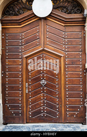 Antiche porte in legno e porte, legato con metallo . Foto Stock