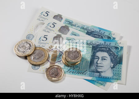 Nuovo £ 1 libbra di monete, £2 libbra di monete e di £ 5 pound note Foto Stock