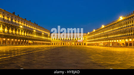 Panorama di illuminata e deserta Piazza San Marco (Piazza San Marco) in mattina presto, Venezia Foto Stock