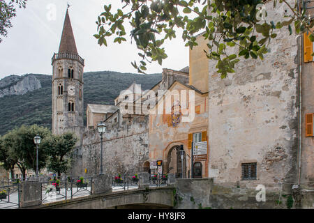 La torre e il cancello, ingresso del borgo antico di Finalborgo, Italia Foto Stock