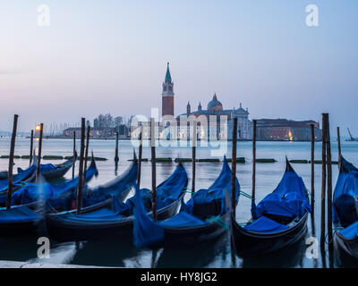 Pre-alba vista Gongolas ormeggiata in Piazza San Marco (Piazzo San Marco) con formaggio di San Giorio Maggiore in background, Venezia, Italia Foto Stock