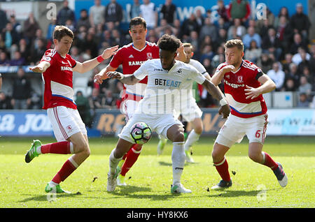 Swansea City's Leroy Fer (centro) in azione contro il Middlesbrough Marten de Roon (sinistra) e Middlesbrough del Ben Gibson durante il match di Premier League al Liberty Stadium, Swansea. Foto Stock