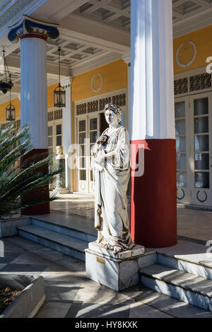 Statua di un mitico greco muse nel palazzo Achilleion, l'isola di Corfù, Grecia, costruito da Imperatrice d'Austria Elisabetta di Baviera, noto anche come Sisi. Foto Stock