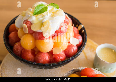 Anguria e melone bingsu su un vassoio di legno, coreano dessert di ghiaccio Foto Stock