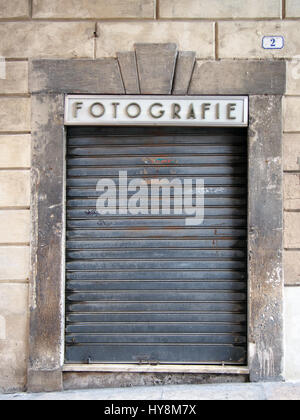 Abbandonato chiuso il negozio di fotografia in italia Foto Stock