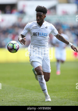 Swansea City's Leroy Fer in azione durante il match di Premier League al Liberty Stadium, Swansea. Stampa foto di associazione. Picture Data: domenica 2 aprile, 2017. Vedere PA storia SOCCER Swansea. Foto di credito dovrebbe leggere: David Davies/filo PA. Restrizioni: solo uso editoriale nessun uso non autorizzato di audio, video, dati, calendari, club/campionato loghi o 'live' servizi. Online in corrispondenza uso limitato a 75 immagini, nessun video emulazione. Nessun uso in scommesse, giochi o un singolo giocatore/club/league pubblicazioni. Foto Stock