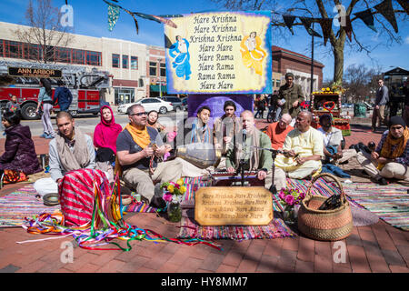 Ann Arbor, Michigan - Hare Krishna devoti canti dell'Università del Michigan campus. Foto Stock