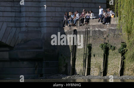 Gli spettatori in attesa per l'inizio delle Donne Gara in barca sul fiume Tamigi, Londra. Stampa foto di associazione. Picture Data: domenica 2 aprile, 2017. Vedere PA storia barca a remi di gara. Foto di credito dovrebbe leggere: Steven Paston/PA FILO Foto Stock