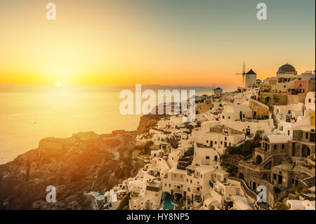 Tramonto sul villaggio di Oia a Santorini - Grecia Foto Stock