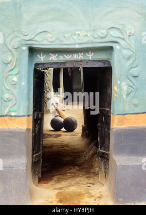 Una tribù Santhal casa di villaggio, decorata porta due brocche annerito, con spazio di copia Foto Stock