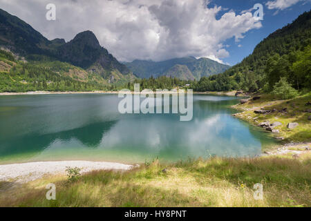 Vista del lago di Antrona dal sentiero intorno al lago, Valle Antrona, Piemonte, Italia. Foto Stock