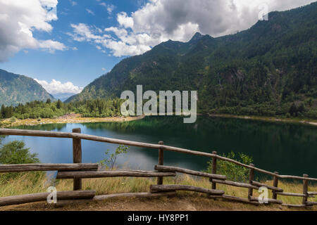 Vista del lago di Antrona dal sentiero intorno al lago, Valle Antrona, Piemonte, Italia. Foto Stock