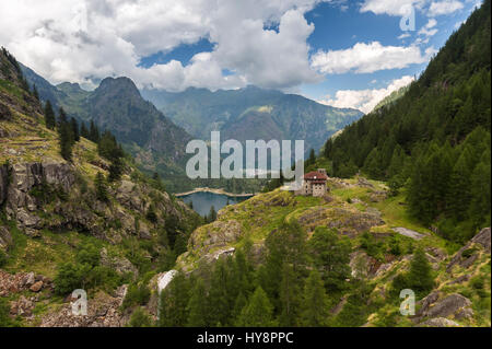 Vista del lago di Antrona dalla diga del Lago Campliccioli, Valle Antrona, Piemonte, Italia. Foto Stock