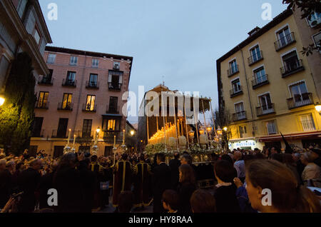 La flottazione della vergine 'Maria Santisima Inmaculada Madre de la Iglesia' a Santiago square a Madrid durante la Domenica delle Palme processione. Foto Stock