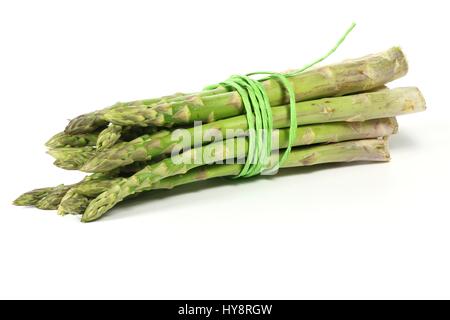 Bundle di asparagi verdi isolati su sfondo bianco Foto Stock