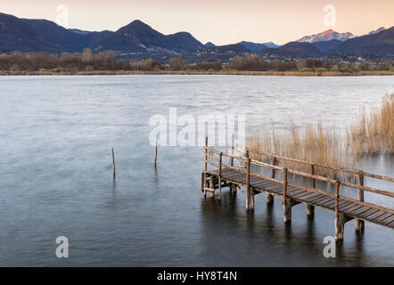 Windy tramonto sul lago di Alserio, Monguzzo, distretto di Como, Lombardia, Italia. Foto Stock