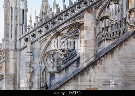 Sul tetto del Duomo di Milano, tra il marmo bianco spiers, Milano, lombardia, italia. Foto Stock