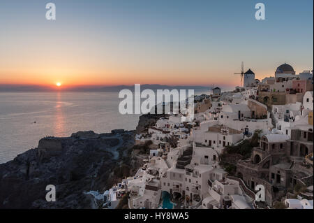Tramonto sul villaggio di Oia a Santorini - Grecia Foto Stock