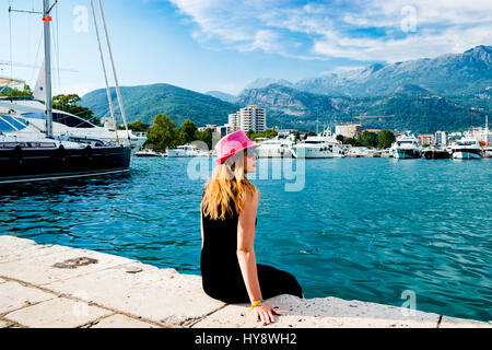 Budva Montenegro Seaside Girl in Red Hat Foto Stock