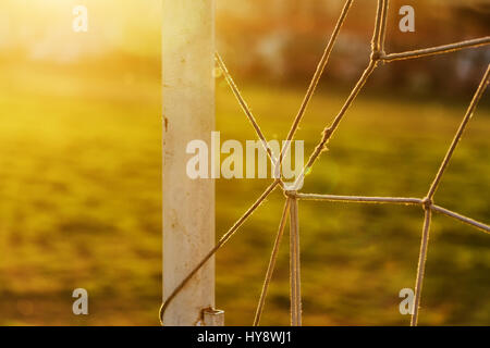 Soccer goalpost e net sul passo di praticanti come astratta calcio e sport di sfondo, il fuoco selettivo Foto Stock