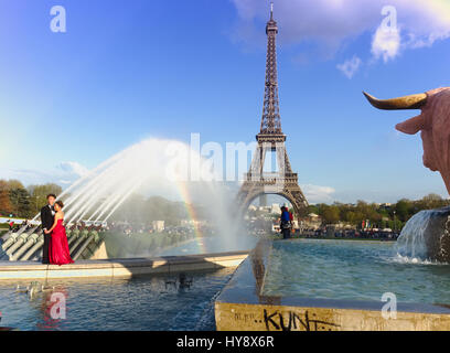 Nozze cinese di fronte alla Torre Eiffel sotto l'arcobaleno - Pro lente Foto Stock