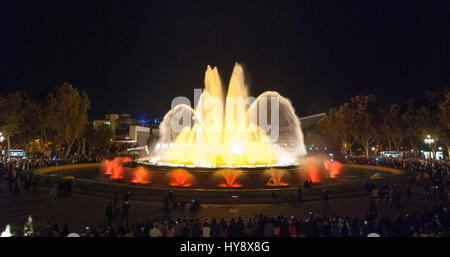 Le persone che frequentano la luce colorata & fontana show. Notte presso la Fontana Magica di Barcellona. Attrazione si accende di notte e fornisce tutte le età di divertimento. Foto Stock