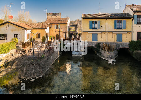 Borghetto è una frazione del comune di Valeggio sul Mincio, in provincia di Verona. Gli edifici sono stati costruiti sul fiume che scorre beneat Foto Stock