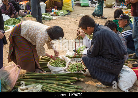 L'uomo vendere produzione nel mercato degli agricoltori in Punakha, Bhutan. Foto Stock