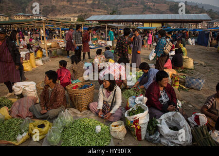 Donna vendita di produrre nel mercato degli agricoltori in Punakha, Bhutan. Foto Stock