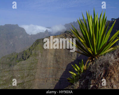 Robusto le creste vulcaniche e montagne nel centro dell'isola di Santo Antoa nella Repubblica di Capo Verde, Africa. Foto Stock